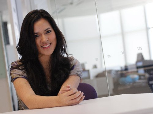 9 Bahasa Tubuh yang Baik ini Bikin Kamu Kelihatan Ramah dan Baik Hati 19 RAISA KUNJUNGI VIVANEWS.COM