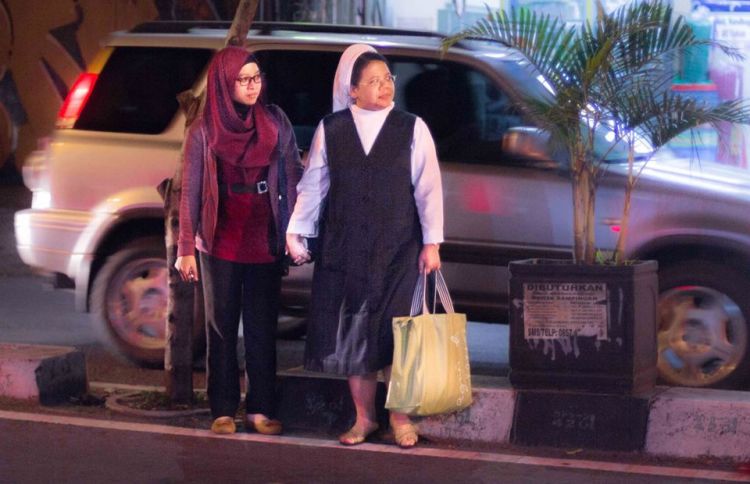 karena menolong sesama tak mengutamakan perbedaan