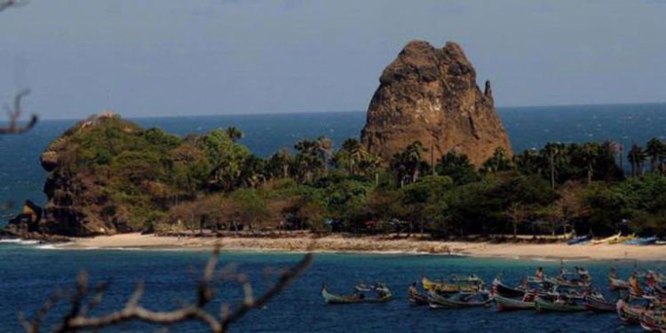 Pantai Watu Ulo yang punya cerita melegenda