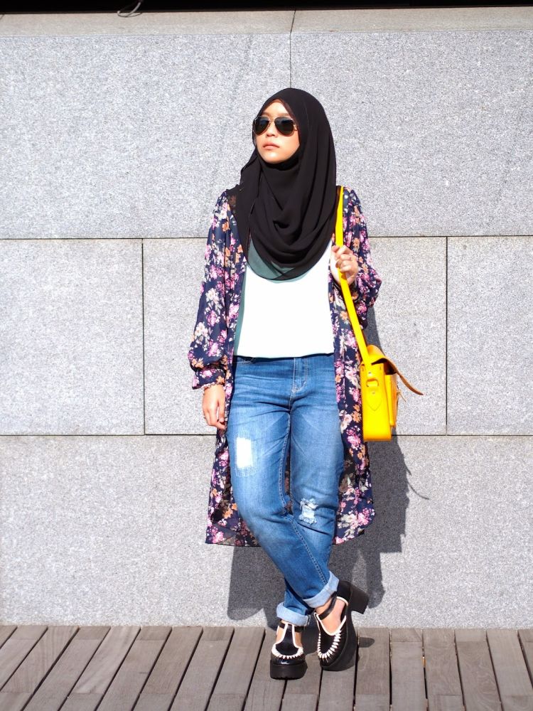 Tampil casual dengan atasan bermotif floral.