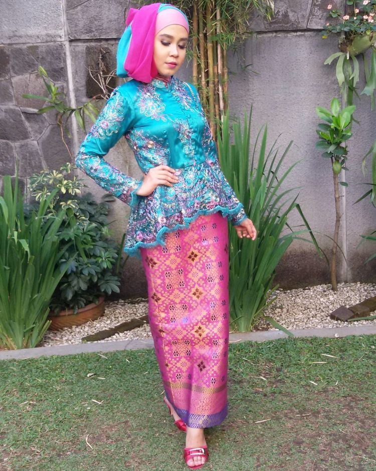 15 Ide Kebaya  Muslimah Untuk Mempercantikmu di Hari 