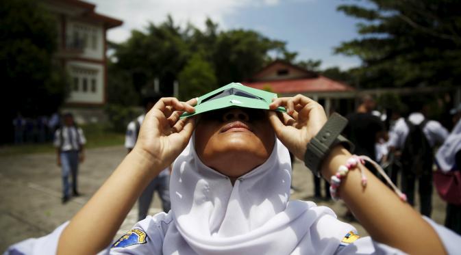 Ingin Nyaman dan Aman Menyaksikan Gerhana Matahari? Kamu Harus Tahu 7 Tips Ini 10 Pakai kacamata ya