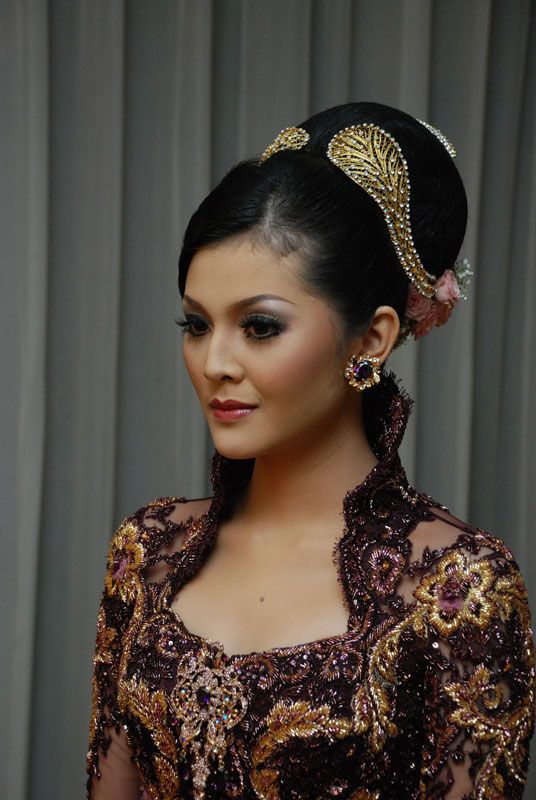 Headpiece dengan sanggul