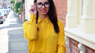 Biar Tambah PD dan Nggak Terlalu Mencolok Pakai Baju Kuning, Kamu Wajib Coba 7 Paduan Ini
