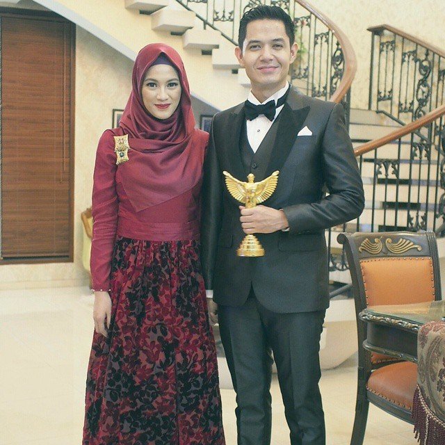 Dibalik kesuksesan seorang suami, ada sosok istri yang hebat.