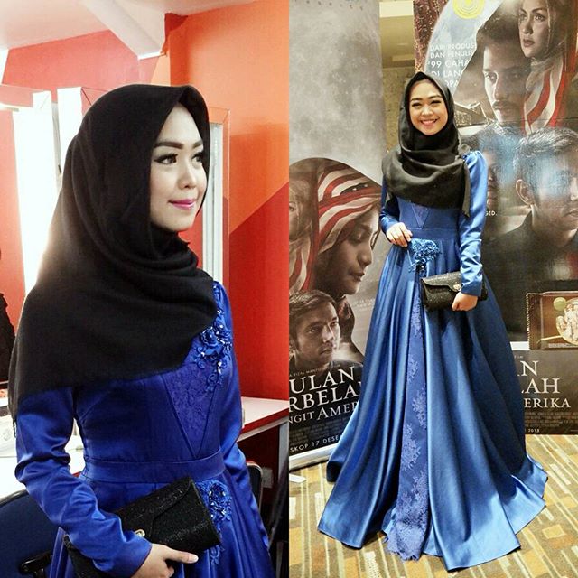 Elegan dengan dress biru dan hijab yang simple.