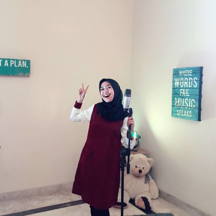 Long outer dipadukan dengan hijab hitam. Cantik yang sederhana.