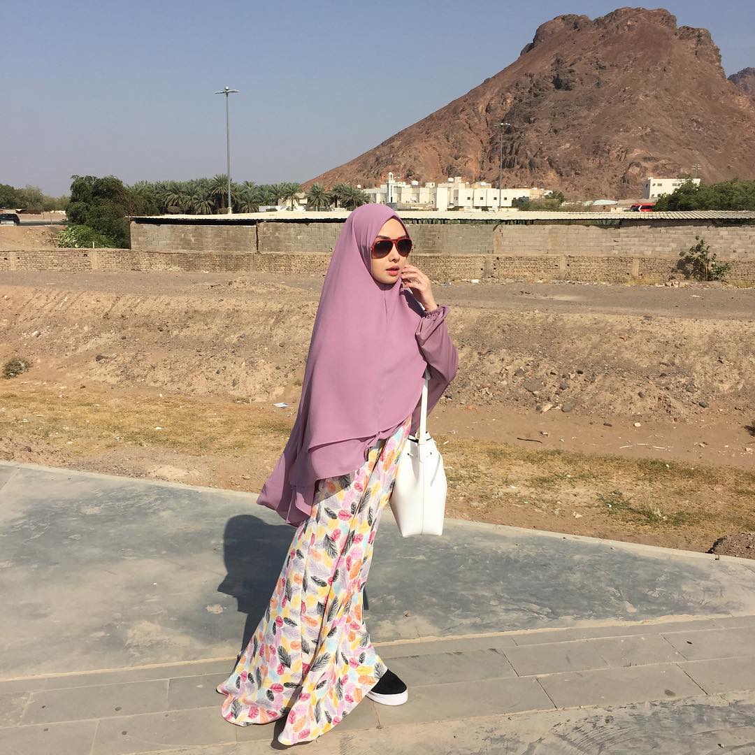 11 Penampilan Menawan dengan Khimar. Jilbab yang Pas Untukmu yang Ingin Tetap Sopan dan Kekinian!