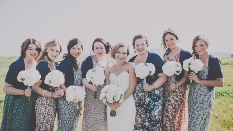 Gaun Untuk Bridesmaid-mu Tak Harus Kembar dan Seragam Lho. Intip 13 Inspirasi Gaun Cantik nan Beda Untuk Sahabat Terbaik di Hari Pernikahanmu Kelak.
