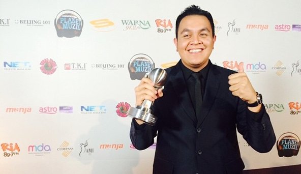 Tulus lebih memilih mengukir prestasi. Say no to sensasi.