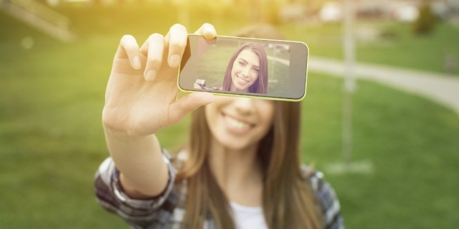 Ingin Nyaman dan Aman Menyaksikan Gerhana Matahari? Kamu Harus Tahu 7 Tips Ini 13 Hati-hati saat selfie