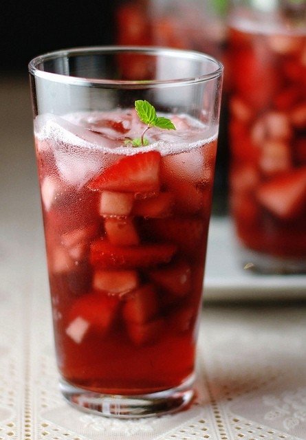Bikin Dia Makin Sayang Pakai 8 Camilan yang Bisa Kamu Bikin Sendiri! 15 Strawberry punch