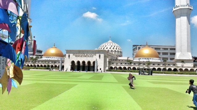 Suasana depan Mesjid Raya Bandung