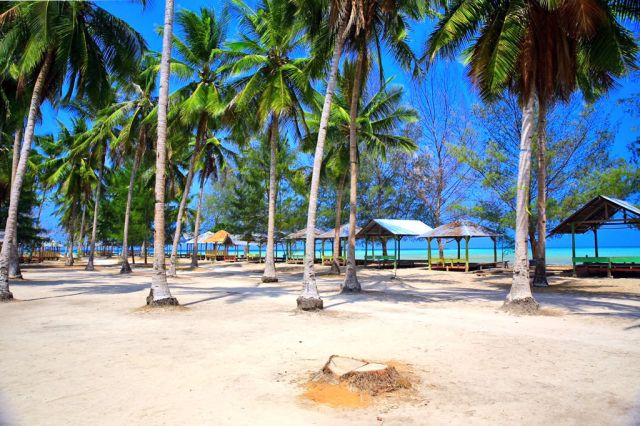 pasir putih pantai toronipa, kendari