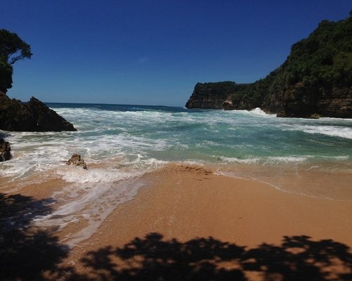 Pantai Ngitun yang Serasa Milik Pribadi