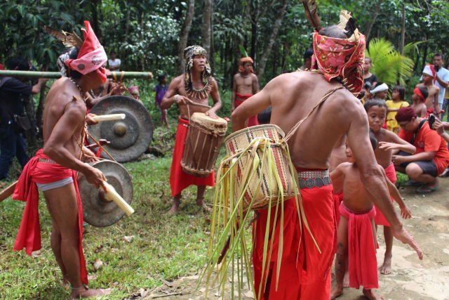 Menari menyambut Tamu