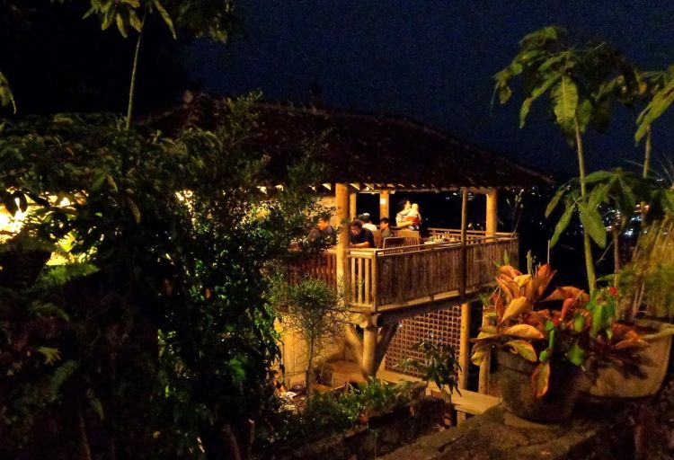 Coba tembak gebetanmu di atas sini. Romantis, Men!