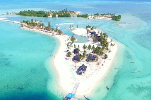 hamparan pasir putih di tengah birunya lautan
