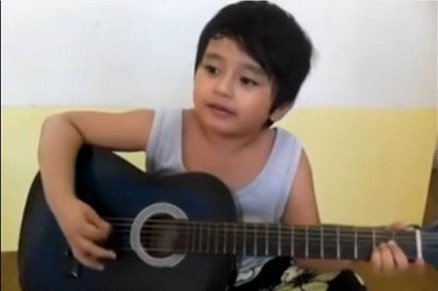 Gitaris Cilik Berbakat dari Indonesia, Keren Banget!!