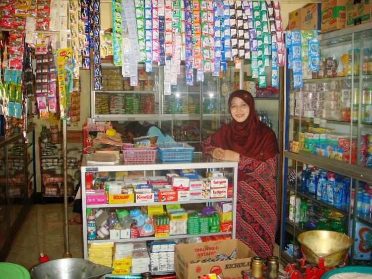 Ibu yang punya toko bahkan sampai ngasi barang secara cuma-cuma