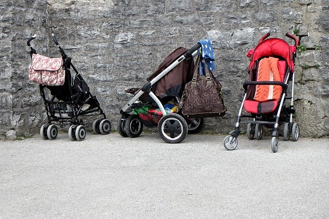 Bingung Milih Bingkisan Buat Temanmu yang Baru Melahirkan? 11 Kado Cantik Ini Bisa Jadi Pilihan 21 stroller