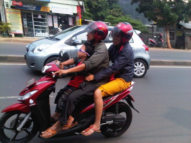Naik motor bareng keluarga