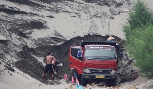 Pak Gubernur Tolong Lindungi Gumuk Pasir di Bantul Dong! Ntar Kalau Hilang, Jomblo Macam Kami Maennya Ke Mana? 14 woi stop woi!!!