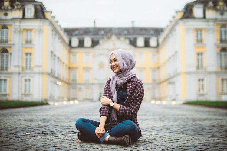 7 Gaya Hijab Buatmu yang Nyaman Ber-Jeans dan Kemeja. Biar Nggak Kelihatan Biasa Aja