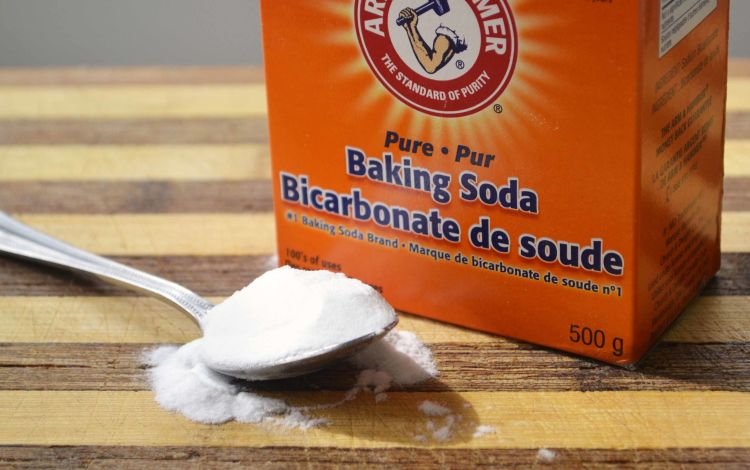 Baking soda bisa untuk membersihkan botol juga.