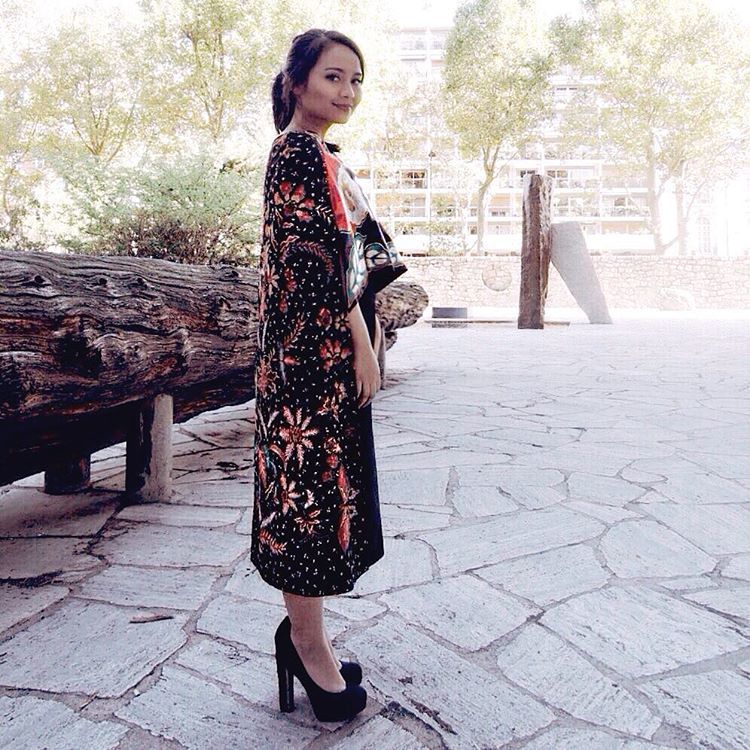 Batik memang membuat cewek jadi lebih ayu.