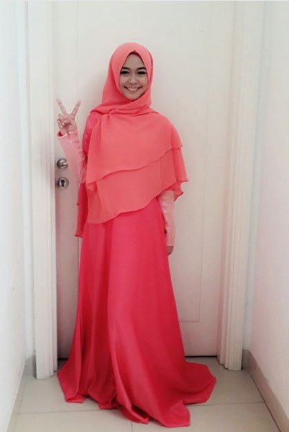 Warna salmon seperti dress-nya Ricis ini cantik banget kan?