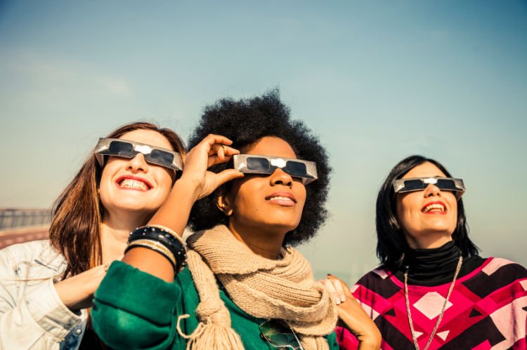Ingin Nyaman dan Aman Menyaksikan Gerhana Matahari? Kamu Harus Tahu 7 Tips Ini 14 sunglasses beda dengan kacamata rol film