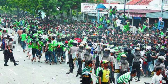 http://www.merdeka.com/peristiwa/ini-anarkisme-suporter-sepak-bola-yang-libatkan-bonek.html