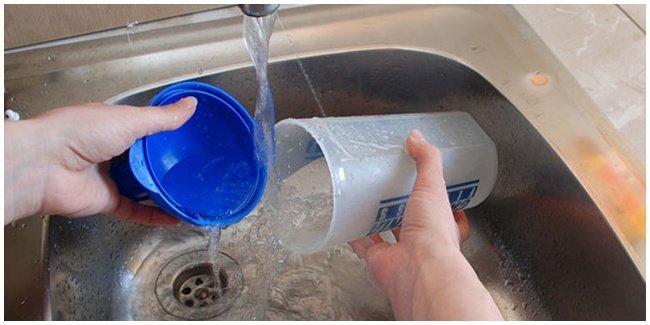 Bersihkan botol minumanmu dengan air hangat dan sabun pencuci piring.
