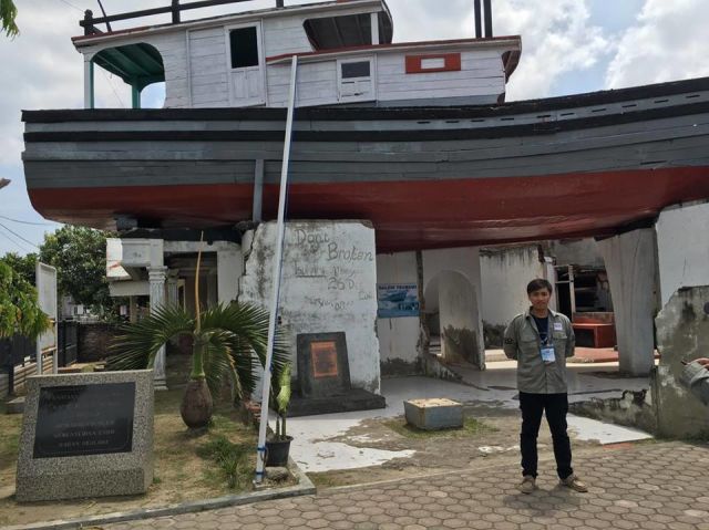 Saya berfoto di depan Kapal di Lampulo