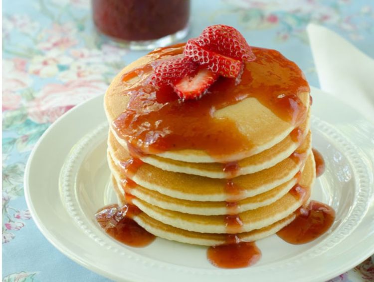 Bikin Dia Makin Sayang Pakai 8 Camilan yang Bisa Kamu Bikin Sendiri! 11 Pancake topping madu atau selai stroberi juga bisa.