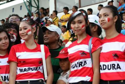 http://persepammaduraunited-pmu.blogspot.co.id/2012/10/galeri-suporter-persepam-madura-united.html