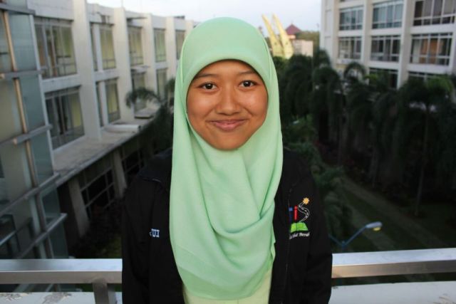 Foto Putri berlatar belakang Fakultas Teknik UI, sebelum sakit.