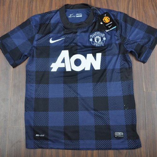 Kadoin dia dengan baju bola aja.