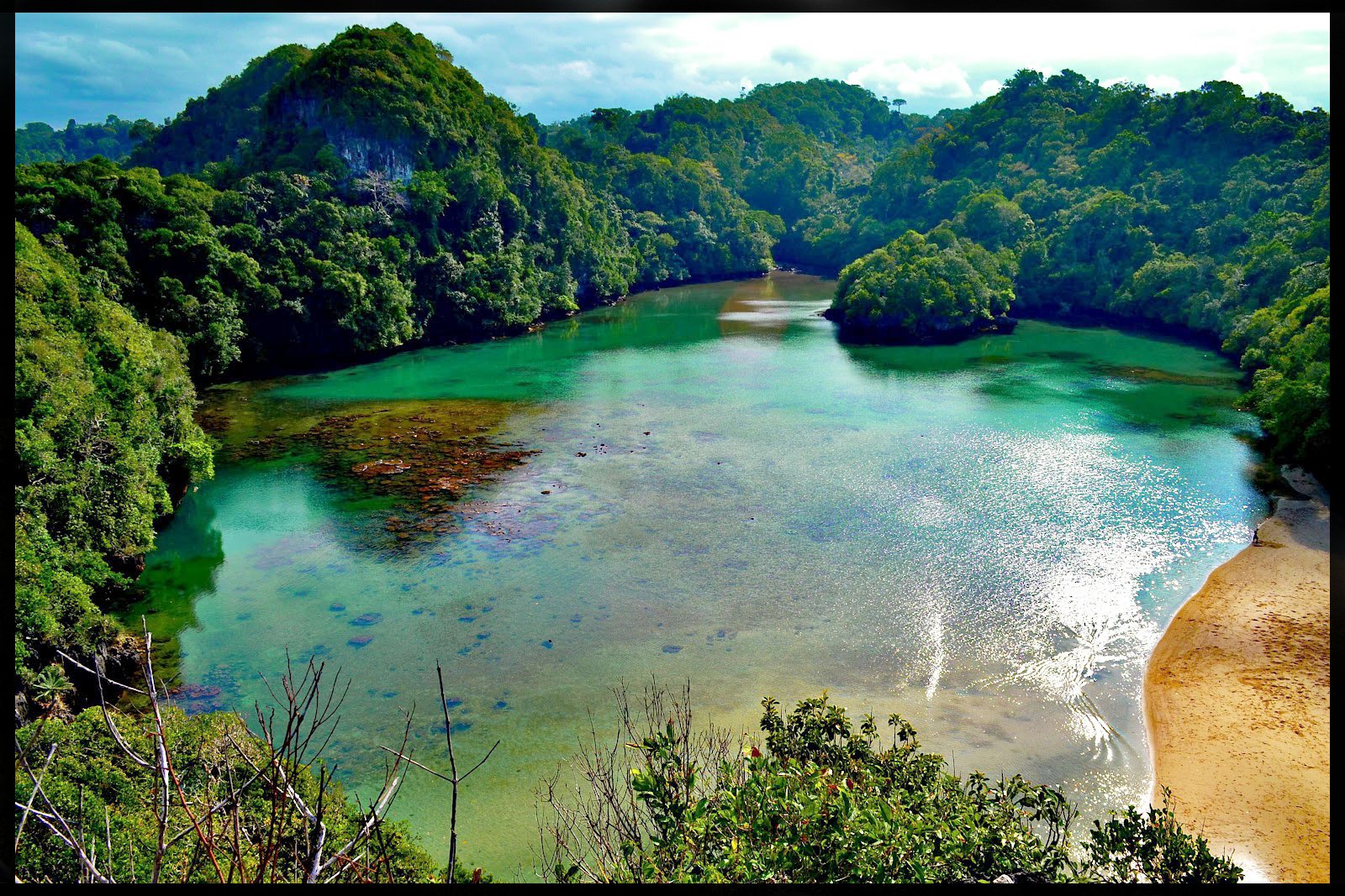 Surga yang Tersembunyi Itu Bernama  Pulau Sempu