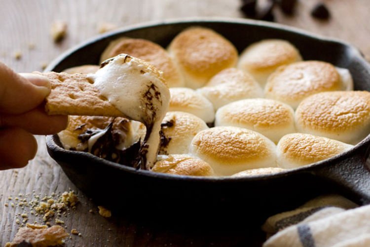 Bikin Dia Makin Sayang Pakai 8 Camilan yang Bisa Kamu Bikin Sendiri! 9 S'more, biar cerita kamu tambah manis.