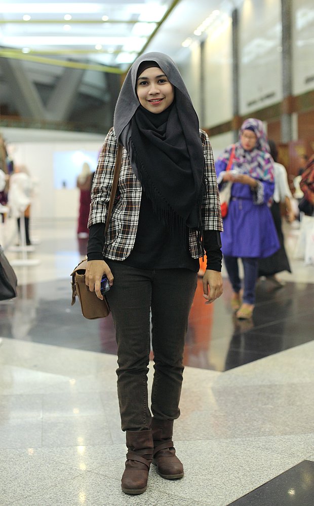 pilihan berwarna gelap cocok buat kamu yang gak mau tampil mencolok