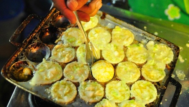 Bikin Dia Makin Sayang Pakai 8 Camilan yang Bisa Kamu Bikin Sendiri! 10 Kamu bisa bikin telur dadar bulat ala zaman sekolah di rumah. Bareng pacar tentunya..