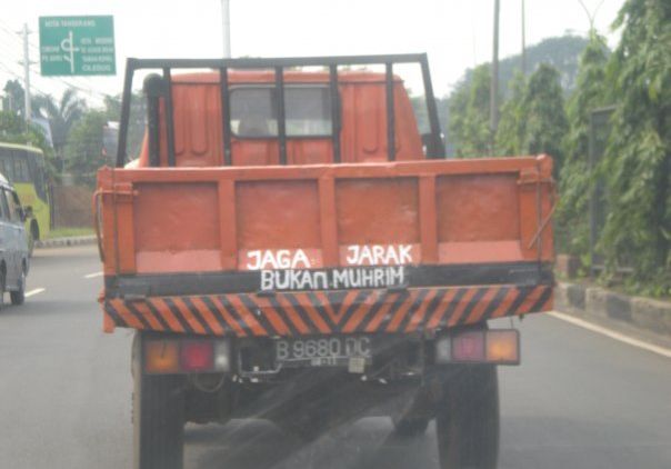 19 Ragam Tulisan Absurd di Truk yang Dijamin Bikin Ketawa Ngakak