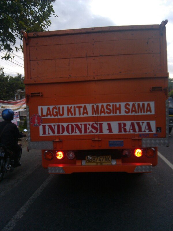 hargai perbedaan. toh kita masih sama-sama nyanyi Indonesia raya