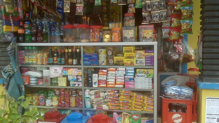 Karena Rezeki Mereka Adalah Bahagia Kita. Daripada Belanja di Supermarket, Kenapa Nggak Pilih Warung Tetangga Aja?