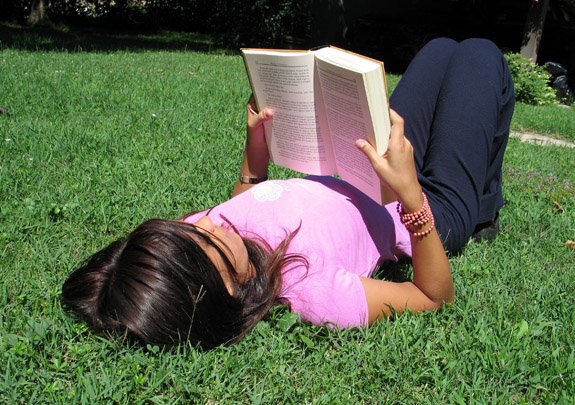 Menyibukkan diri dengan membaca buku