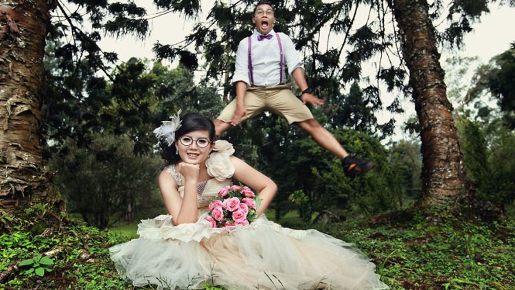 Inilah 10 Ide Foto Prewedding Lucu Buat Cewek Yang Punya Postur Lebih Tinggi Dari Cowoknya