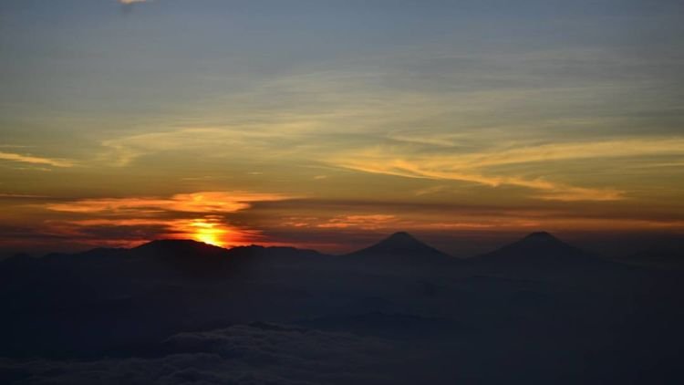 Sebuah Keajaiban yang Hadir Antara Fajar  dan  Senja 