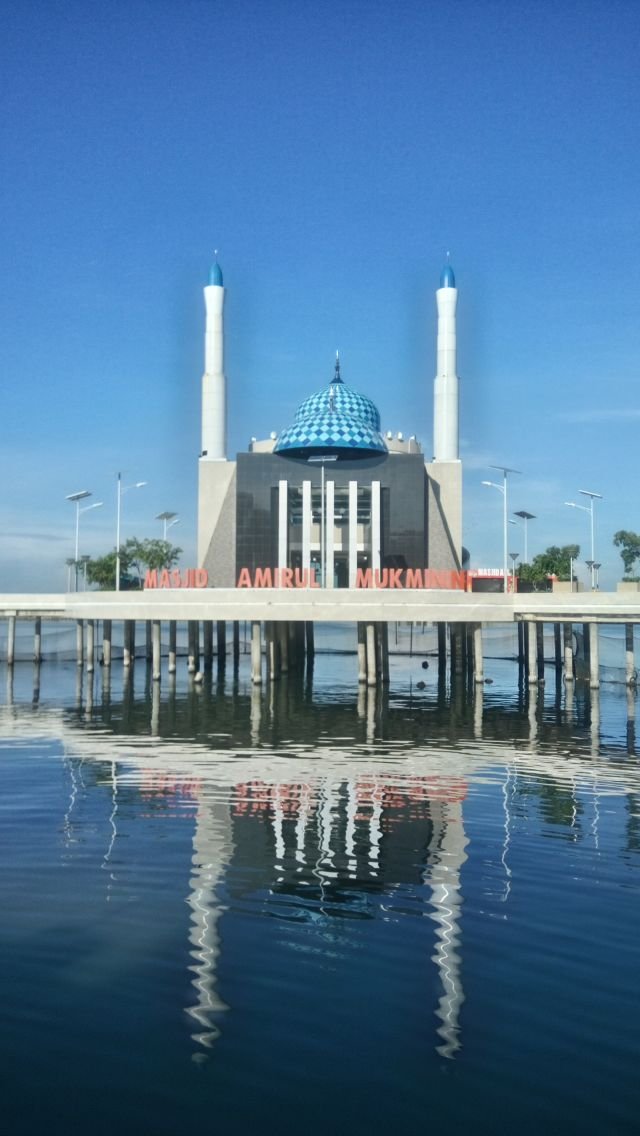Masjid Amirul Mukminin atau Masjid Terapung